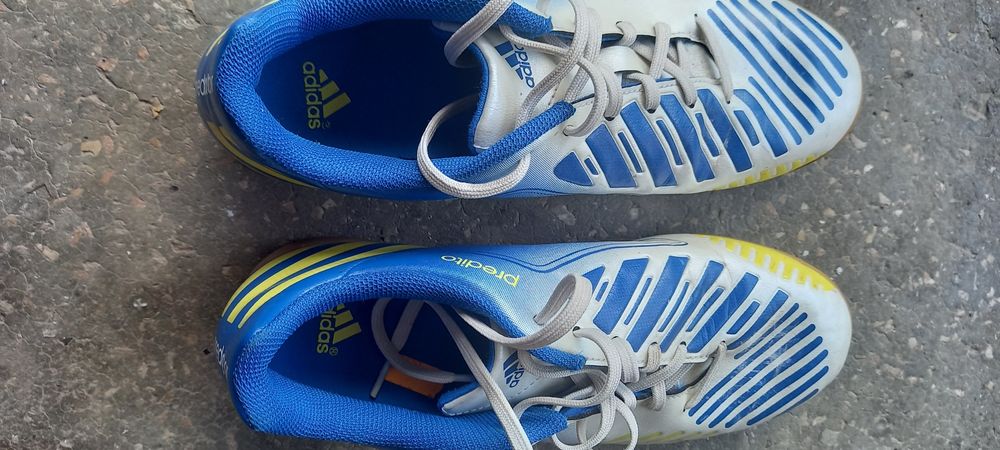 Спортивні кросівки