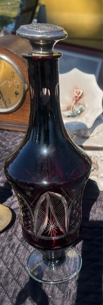 Rubinowa karafka z unikatowym korkiem