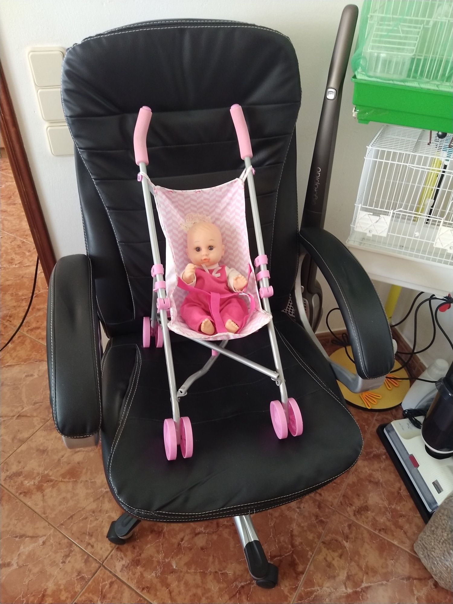Carrinho de bebé com boneca cadeira com rodas executiva quarto sala.