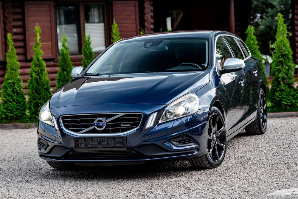Volvo V60 3.0T 304KM AWD R-DESIGN Xenon LED City Safety Nav PDC Grz. Fot Tempoma
