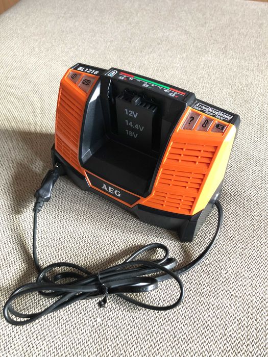 Carregador de baterias AEG 18V como novo