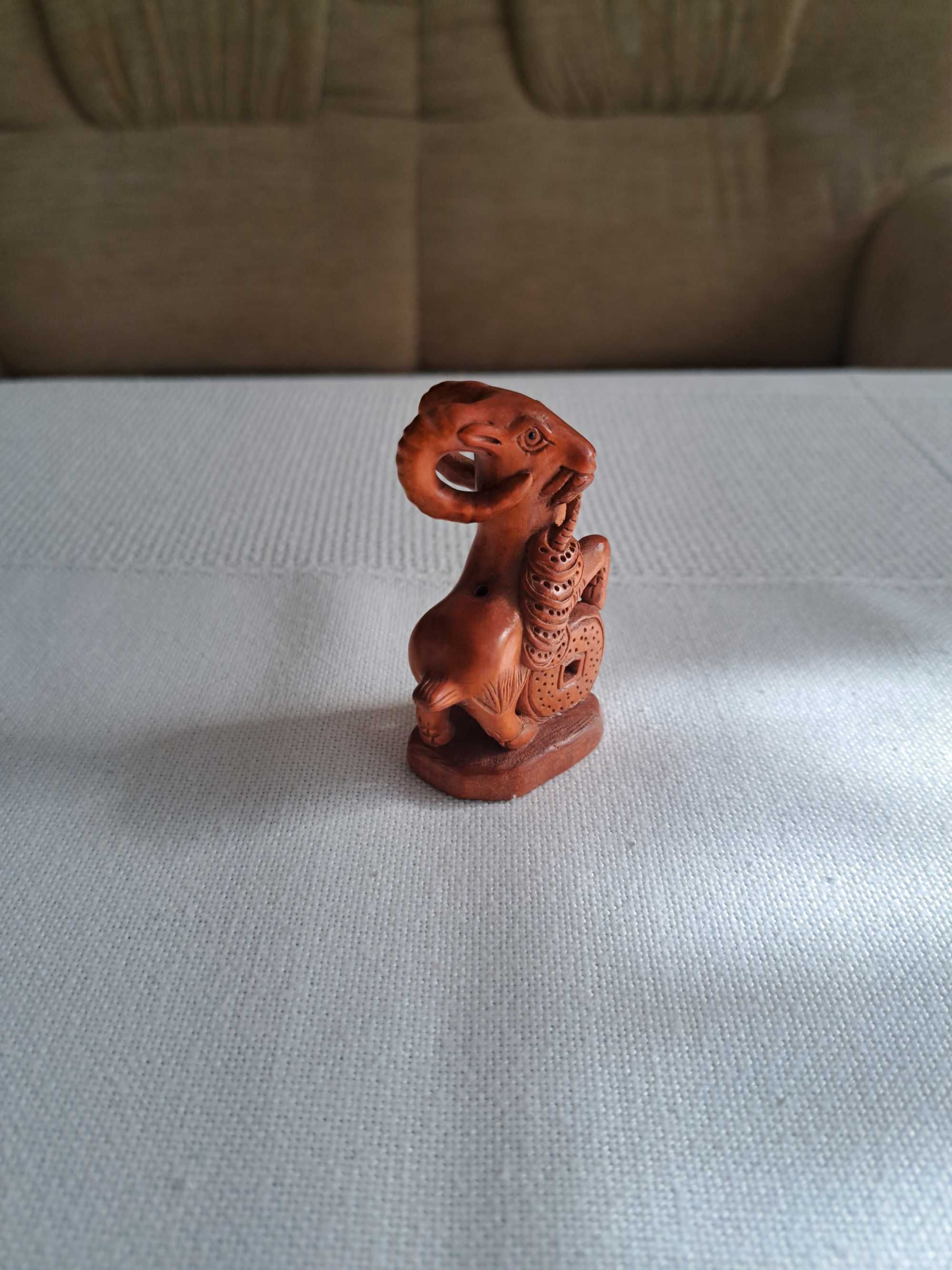 Netsuke,kozioł z drewna bukszpanowego z monetami.