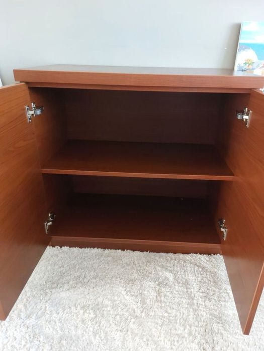 Komoda i komoda z szufladami na kółkach