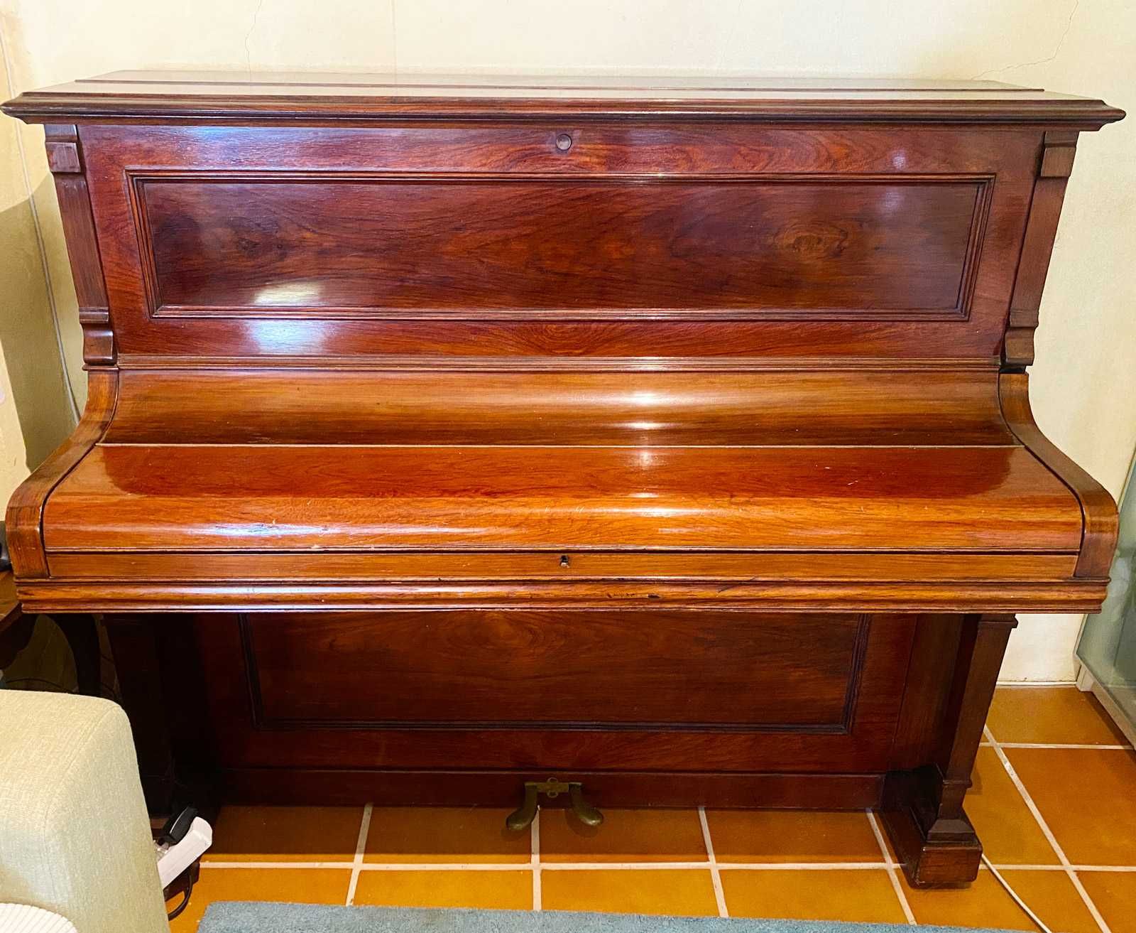 Piano Vertical Boisselot – Elegância e História num Só Instrumento!