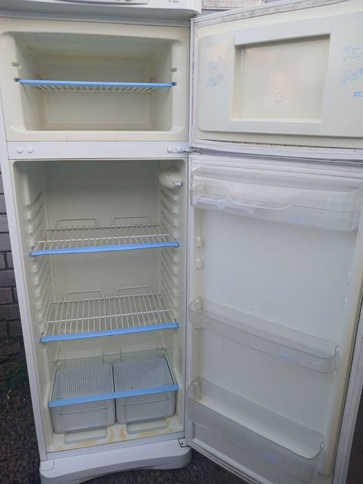 Продам двухкамерный холодильник Indesit