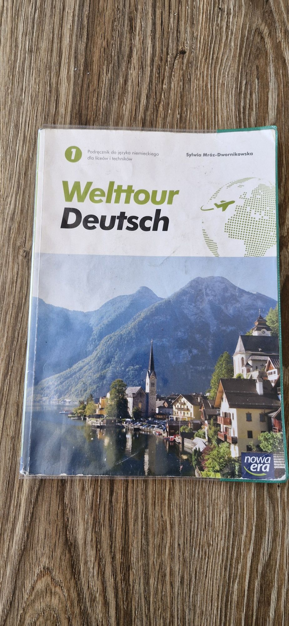 Podręcznik do 1 klasy liceum I technikum.  Welttour Deutsch.