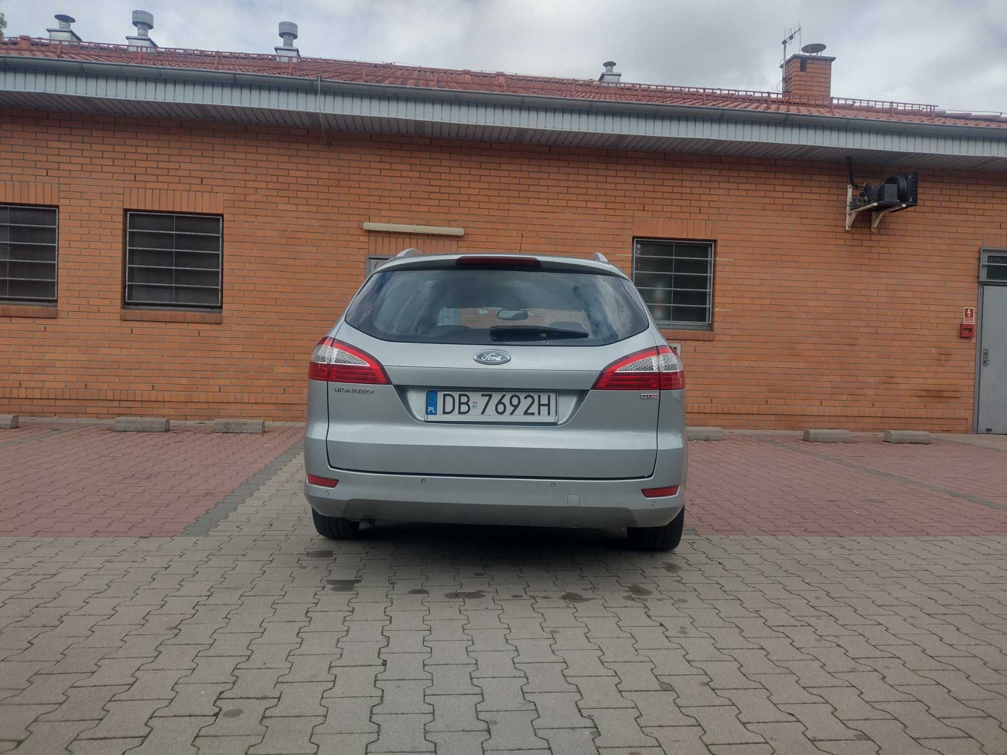 Ładny ford mondeo