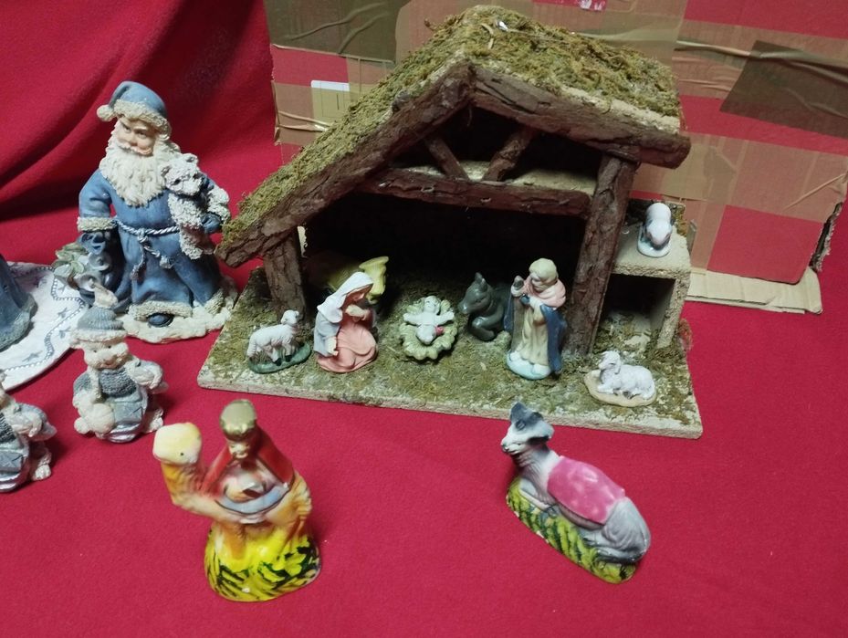 Conjunto de varias figuras presépio e cabana, em muito bom estado