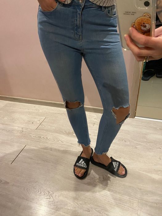 Spodnie z dziurami jeansy