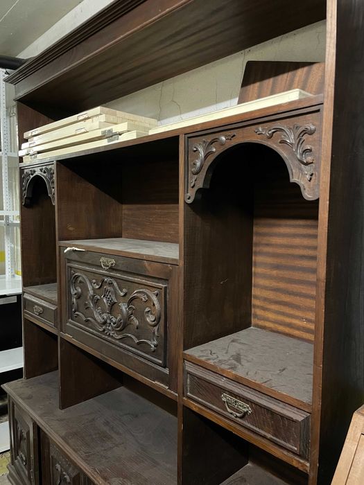 Móvel/Estante Modular em Madeira Escura com Entalhes Ornamentais