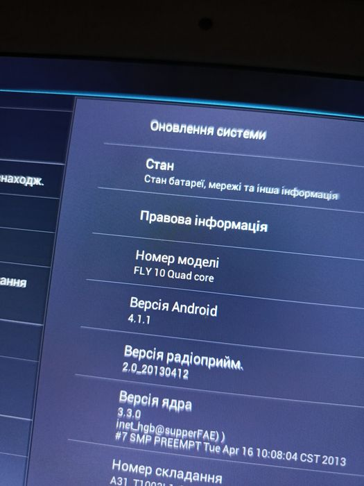 Продам два планшети робочі у чорного не тримає батарея у білому тримає