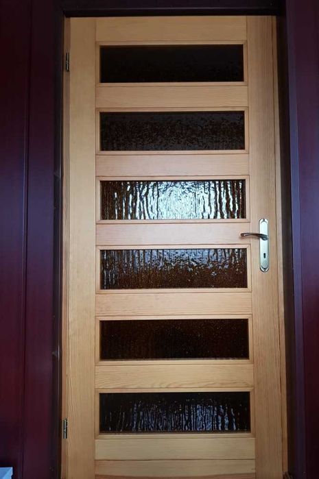 Drzwi wewnętrzne drewniane.