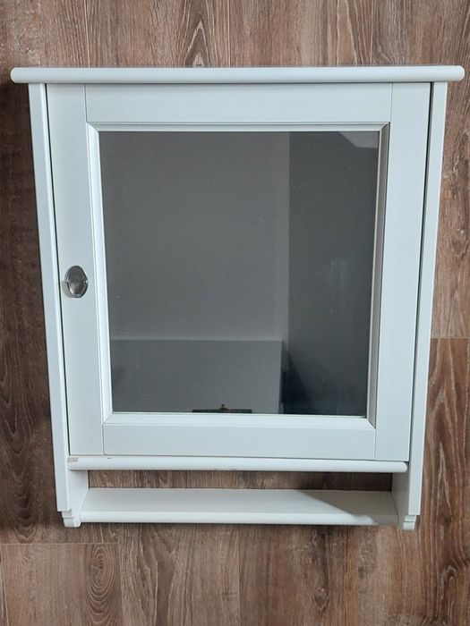 Biała szafka łazienkowa z lustrem Ikea Flaren Flåren z półkami kremowa