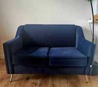 Welurowa elegancka sofa w kolorze granatu