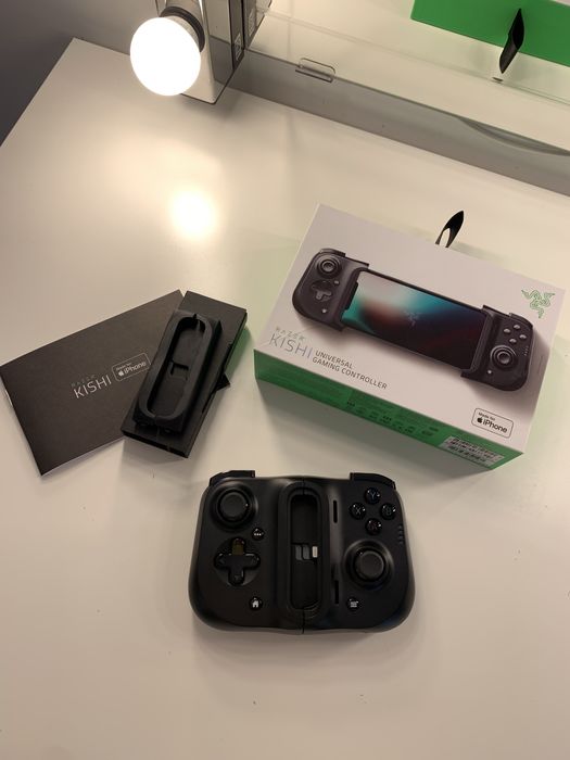 Razer Kishi V2 Iphone (Lightning) - pad do gier mobilnych.