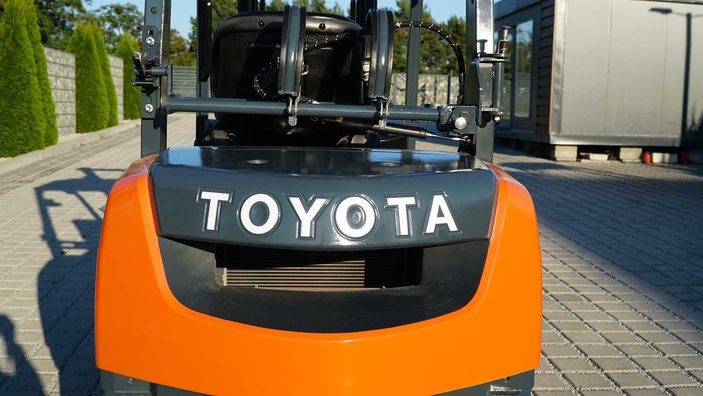 2500 kg, benzyna (!) + LPG , wagi, japoński wózek Toyota 02-8FG25