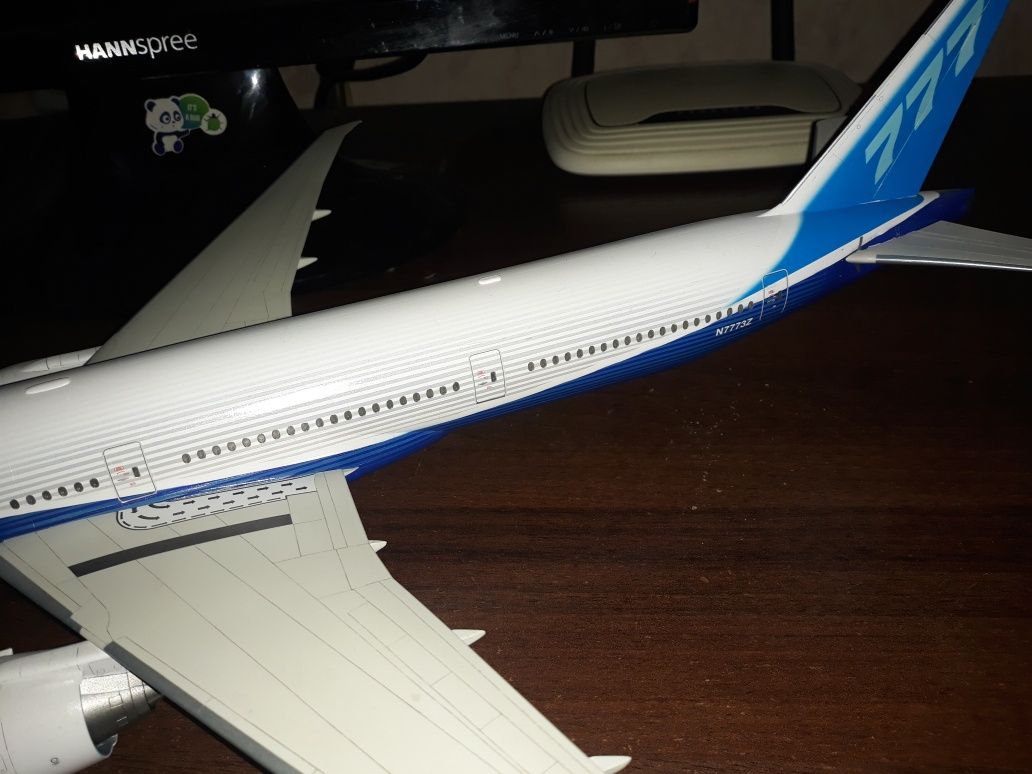 Модель самолёта Боинг (Boeing) 777-300 в 1:144 мамштабе