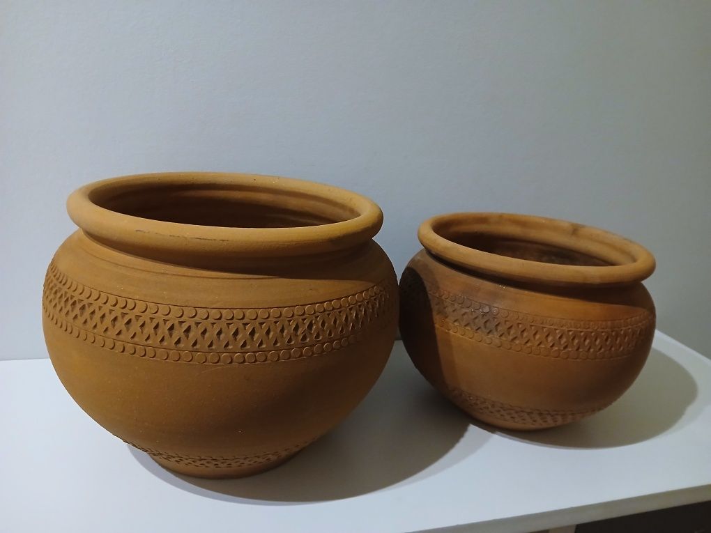 Vasos de barro redondos com trabalhado