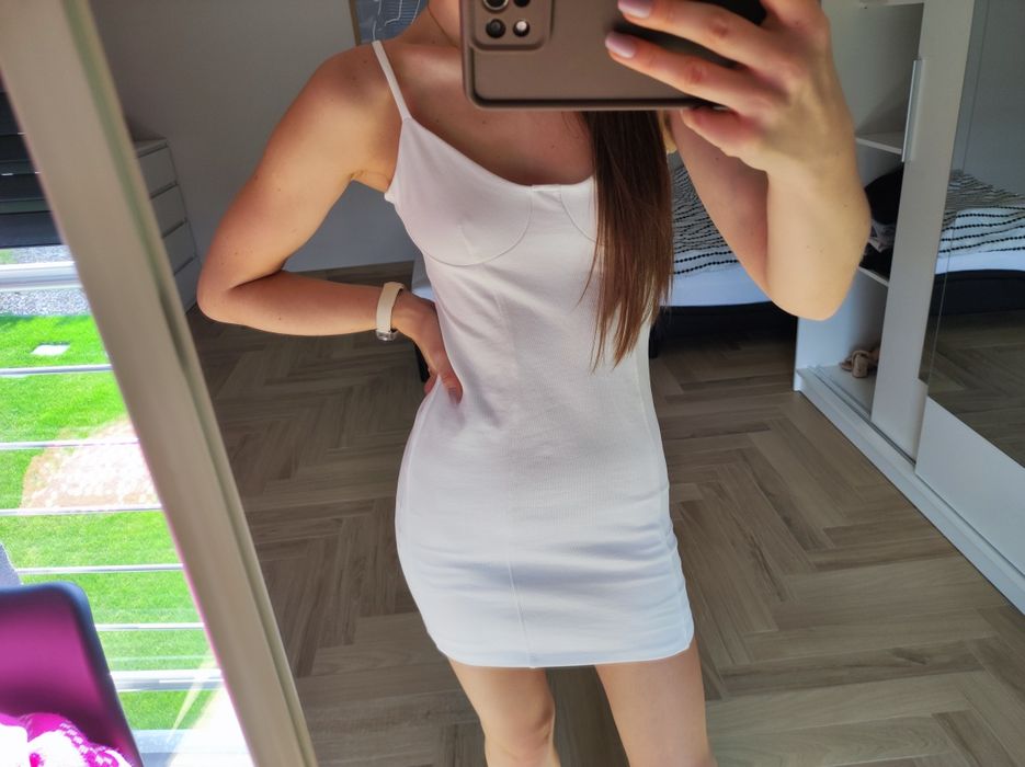 biała obcisła sukienka bershka s