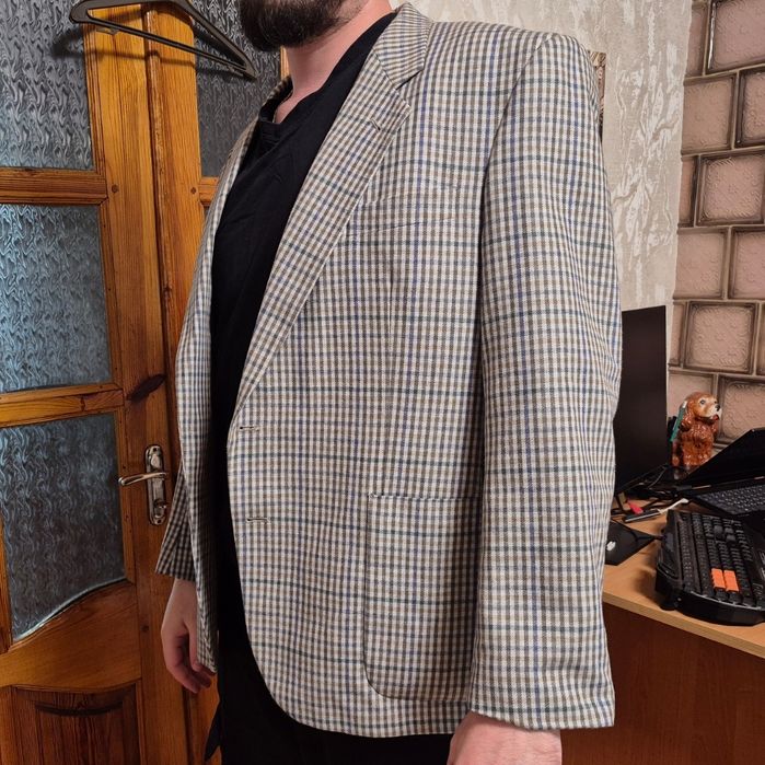 Чоловічий піджак у клітинку