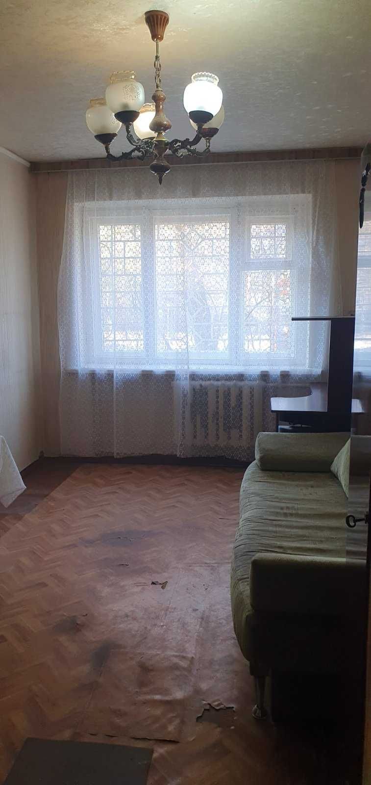 Продам кімнату в гуртожитку. 15 кв.м.Подільський р-н.(Без комісійних)