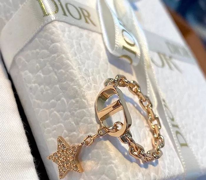 Каблучка відомого бренду