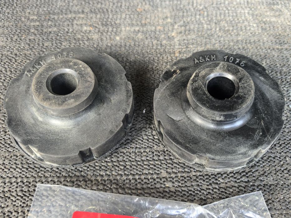 Podkładki górne sprężyn tylnych Magnum Audi A4 B6