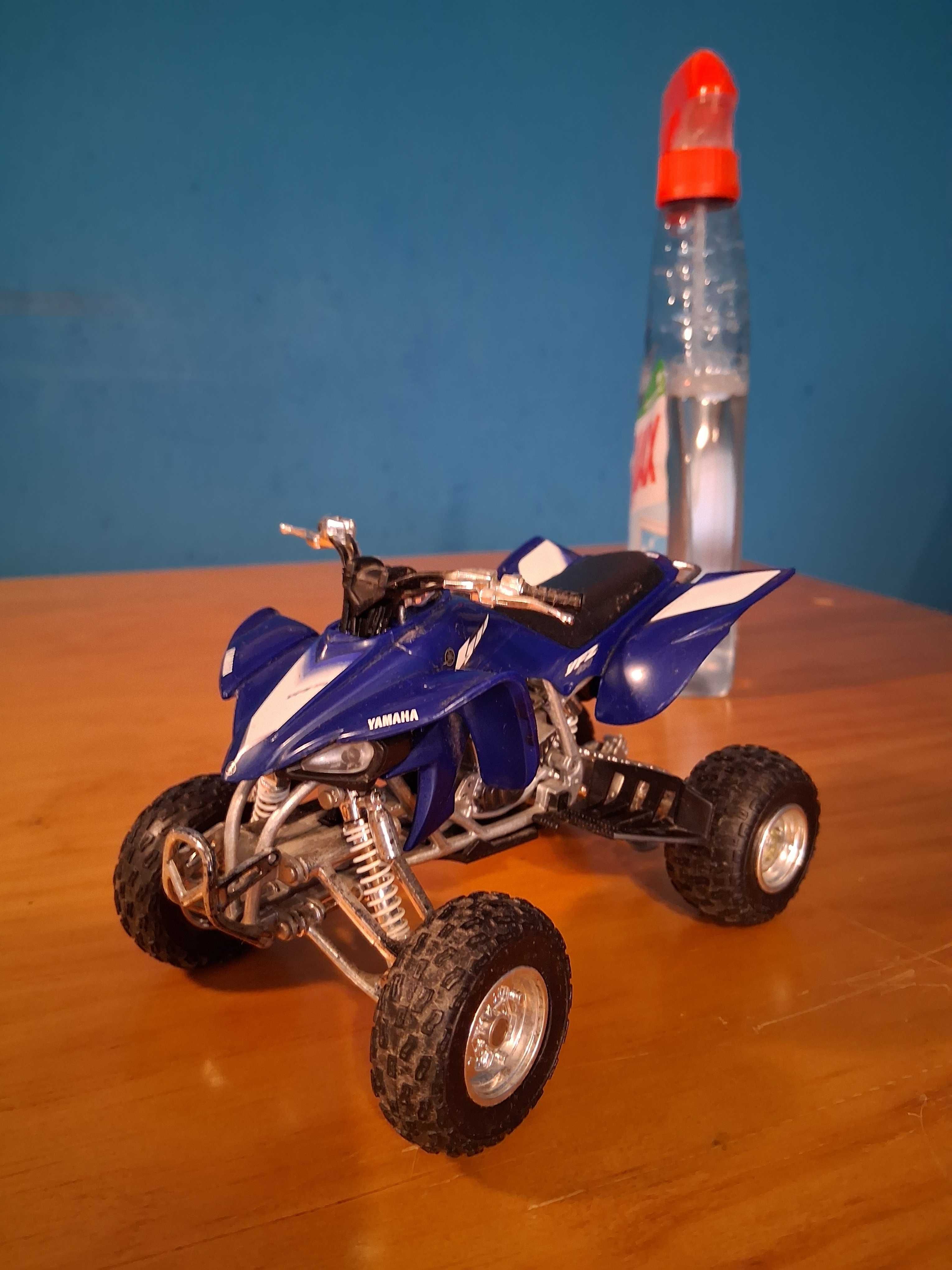 Miniatura Yamaha YFZ 450 escala 1:12