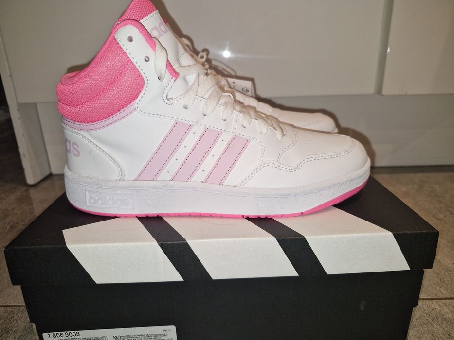 Sneakersy Adidas wybrane przez Genzie