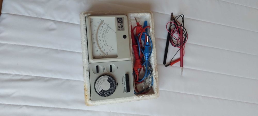 Miernik napięcia UNI 21