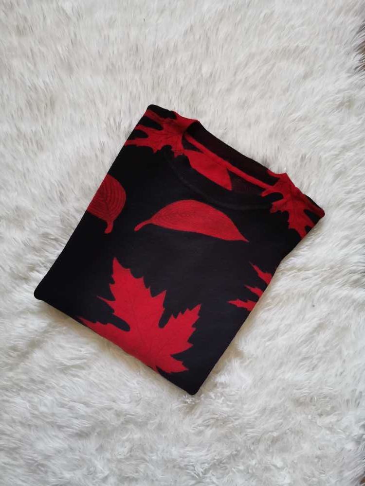 19 zł   Sweter krótki czarny w czerwone liście roz. M