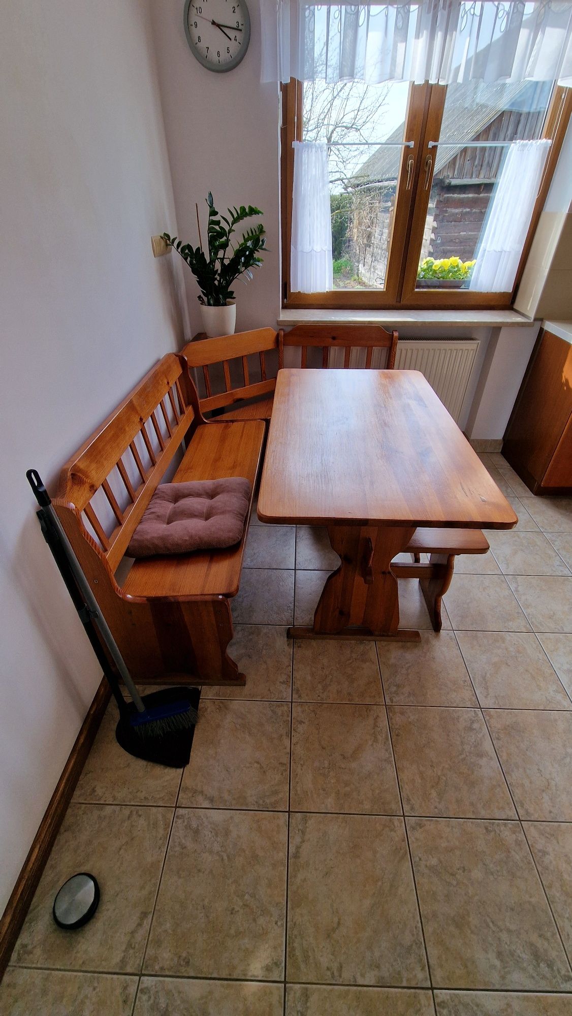 Stół, ławka narożna i 2 taborety drewniane