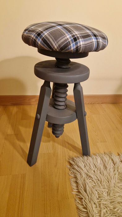 Banco giratório em madeira