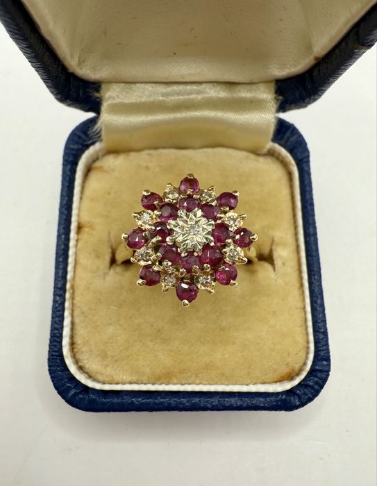 Złoty pierścionek z rubinami 1,40ct i diamentami 0,10ct