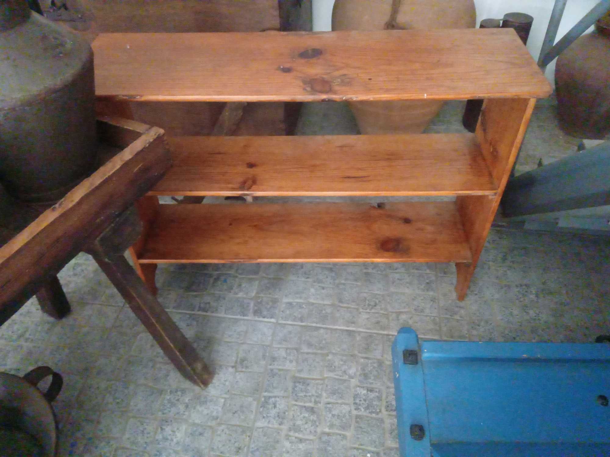 Banquinhas/ mesinhas de cabeceira  e prateleiras