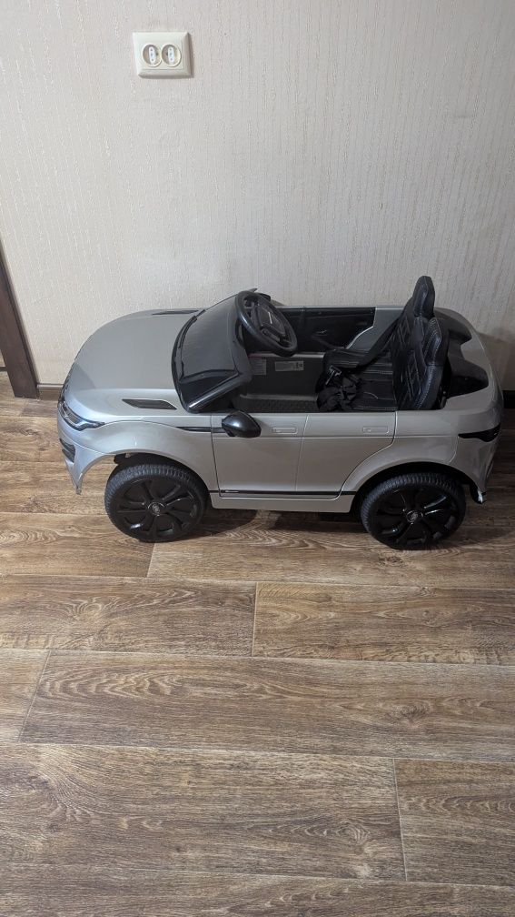 Продам новую детскую машину Range Rover