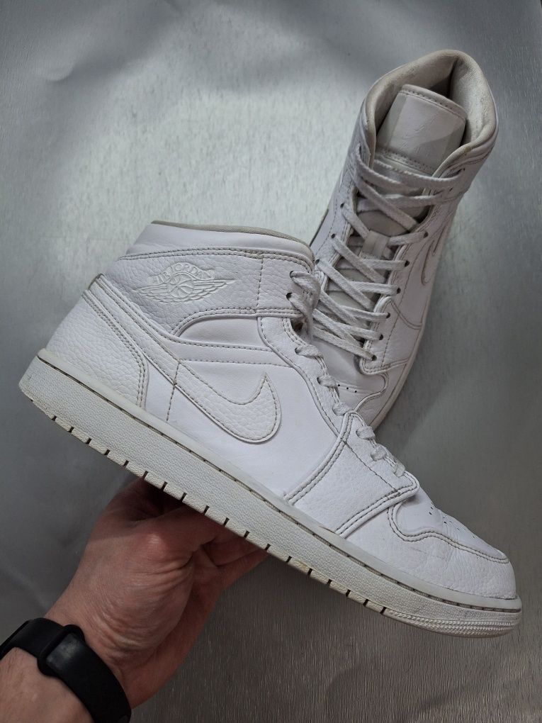 Кроссовки Air Jordan 1 Mid Triple White 2.0
ОРИГИНАЛ 
Отлично подходят