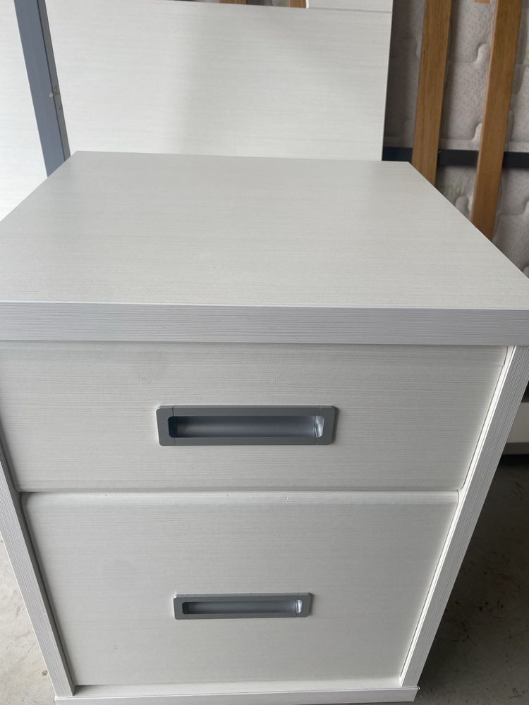 Conjunto para quarto (mesa de cabeceira+colchão+estrado+cama+2carpetes