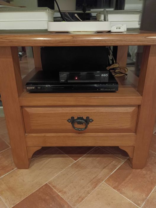 Mesa com 6 cadeiras, aparador e móvel de apoio