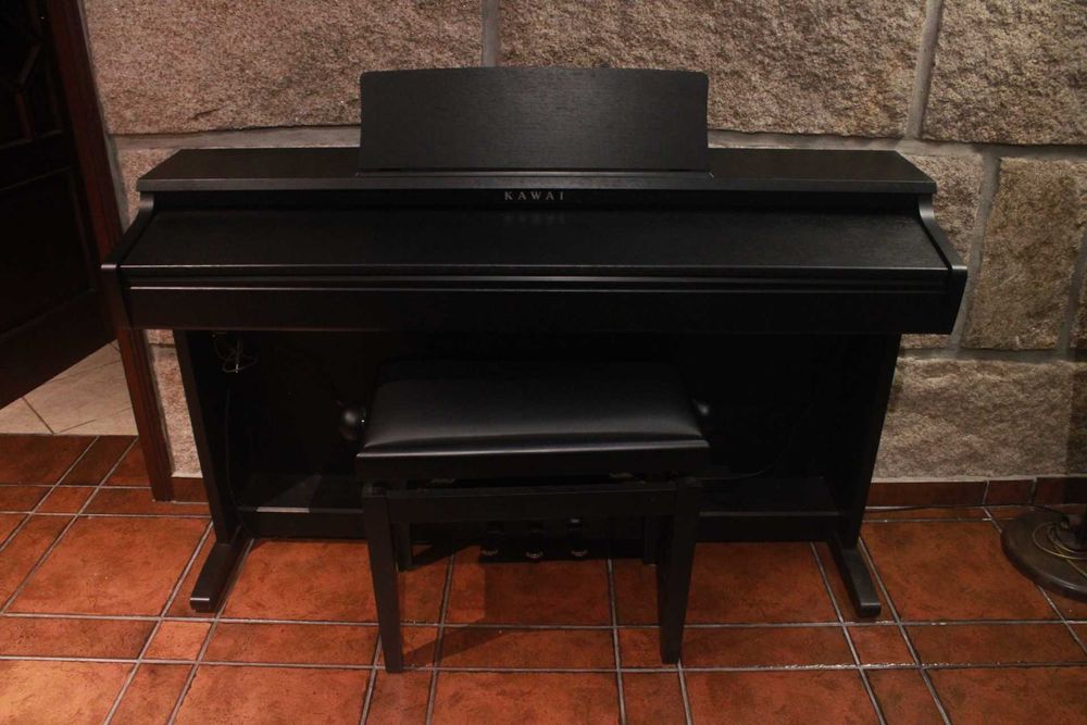 Piano kawai novo com banco de pele