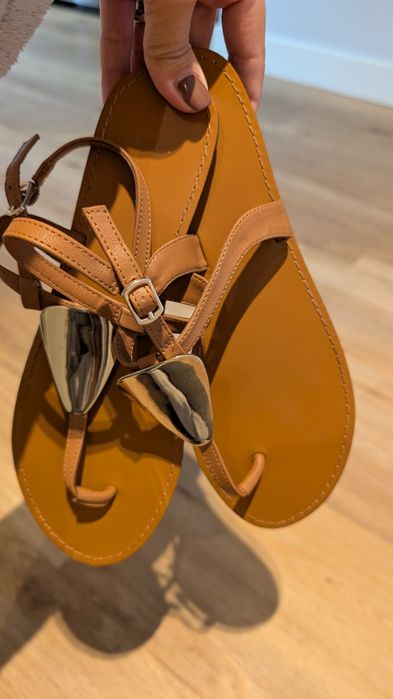 Sandálias castanhas e douradas