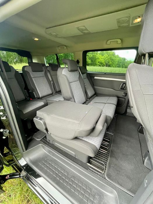 Bus 8 osobowy Peugeot Traveller bogata wersja hak automat nowy 2025
