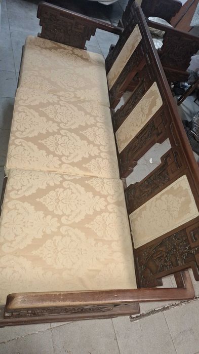 Sofa em madeira maciça,  perfeito para quem gosta de antiguidades