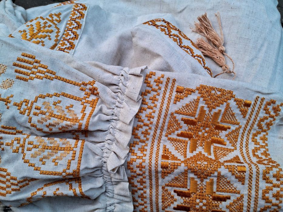 Сукня-вишиванка з поясом в українському етнічному стилі