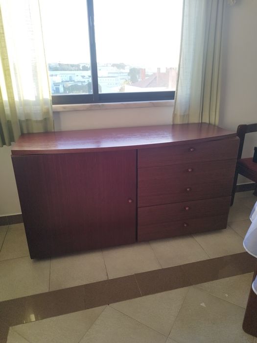 Movel com gavetas e móvel com porta.