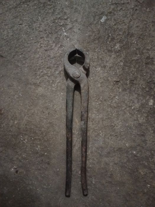 Szczypce, obcęgi  kowalskie z czasów PRL.
