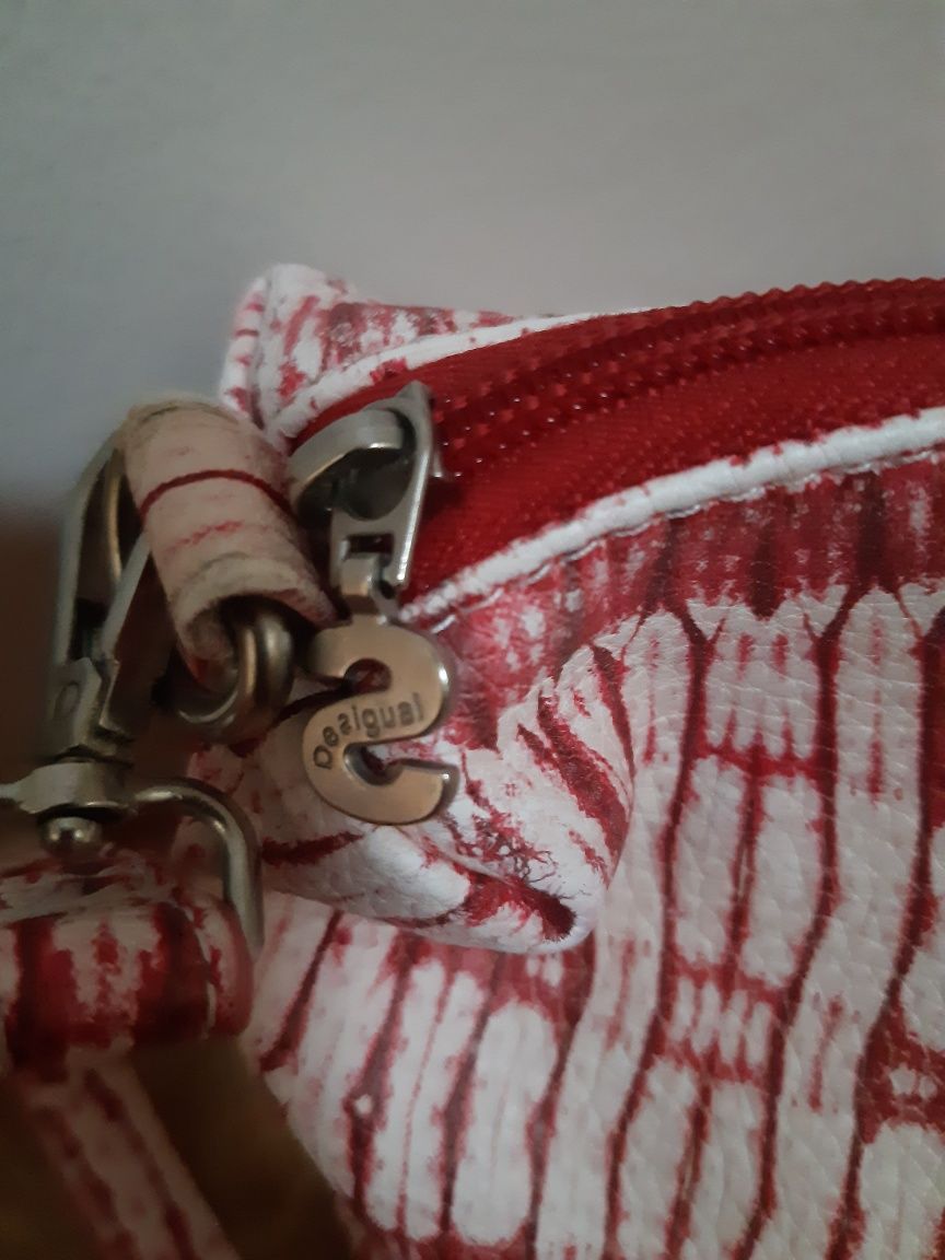 Charakterystyczna, piękna torebka crossbody Desigual ideał