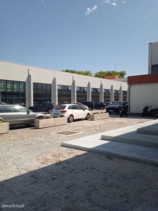 Escritório/armazém com 500 m2 Circunvalação Matosinhos