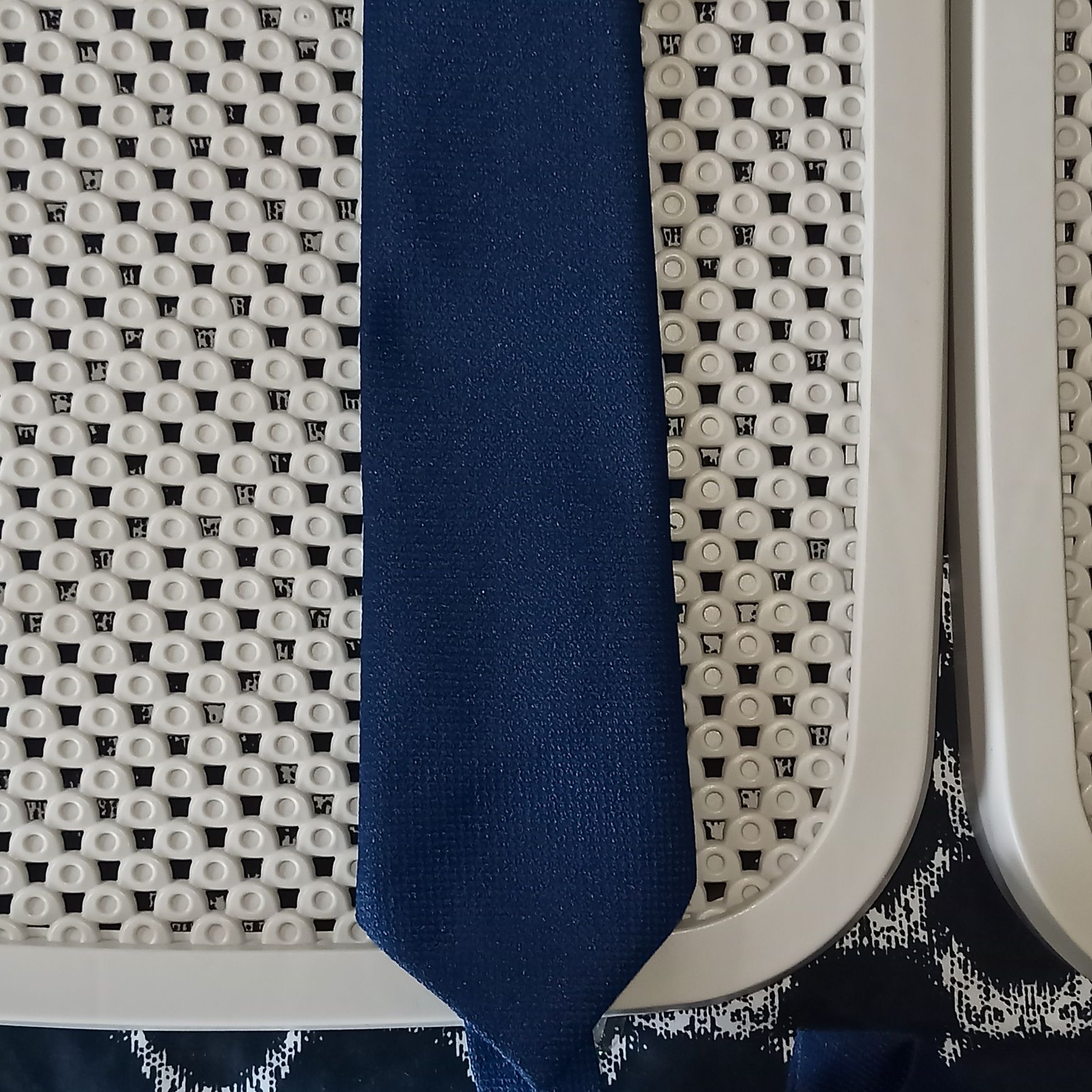 Klasyczny krawat męski, dodatek do granatowego garnituru