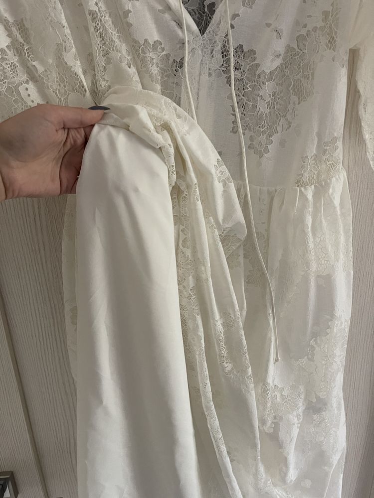 Біла сукня з мережива